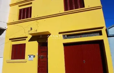 Casa duplex de 3 dormitórios, sala de estar, sala de jantar, 2 banheiros cozinha