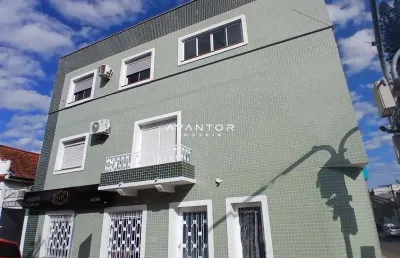 Apartamento central de 2 dormitórios, sala de estar, banheiro social e cozinha.