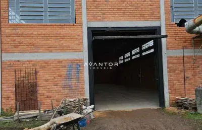 Pavilhão em camobi de 900 m², possui mezanino, salas, banheiros, churrasqueira,