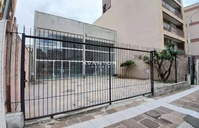 Pavilhão central de 287 m² possui escritório, 2 banheiros e estacionamento.