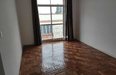 Apartamento central com 2 dormitórios - 2 banheiro - 1 box garagem.