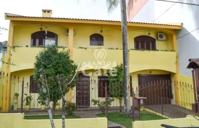 Casa 4 dormitórios com 2 salas, lareira, pátio e garagem para 3 carros