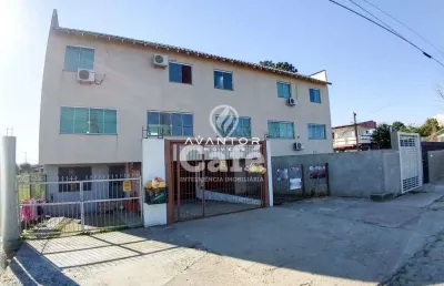 Apartamento triplex com dois dormitórios, dois banheiros e garagem.
