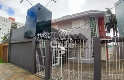 Sobrado com 5 dormitório, salão de festa e piscina.