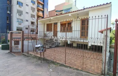 Casa ampla com 3 dormitórios, com localização central, excelente para investidor