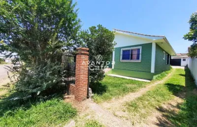 Ampla casa com 4 dormitórios, sala, cozinha, 2 banheiros e área com churrasqueir
