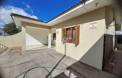 Casa 2 dormitórios, 1 banheiro, garagem, pátio, rua asfaltada ótima localização.