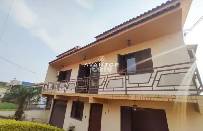 Ampla casa no residencial alto da colina à 100 metros da faixa velha de camobi.
