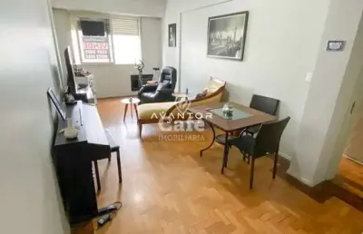Amplo apartamento reformado no centro de santa maria com 2 dormitórios mais depe