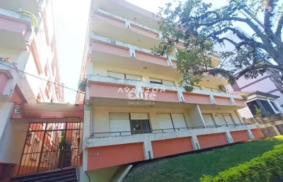 Apartamento amplo de 2 dormitórios em ótima localização central.