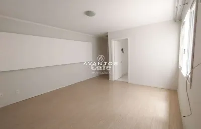 Apartamento central com 3 dormitórios, espaço gourmet e box garagem.