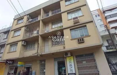 Apartamento central de 2 dormitórios, sala ampla, 2 banheiros, dependência de em
