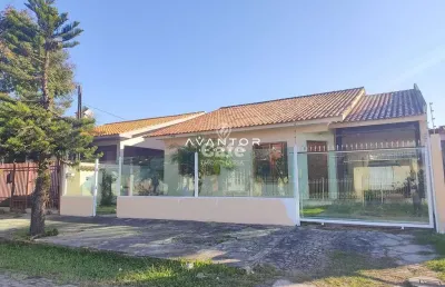 Casa térrea seminova com 2 dormitórios, 2 banheiros, 4 garagens e uma linda área