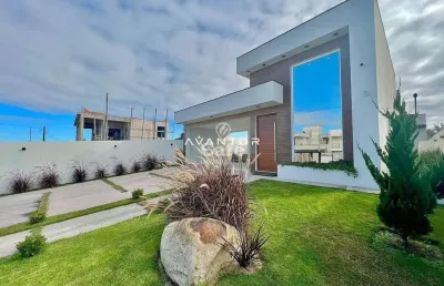 Casa alto padrão com 03 dormitórios, 02 vagas de garagem e amplo terreno.