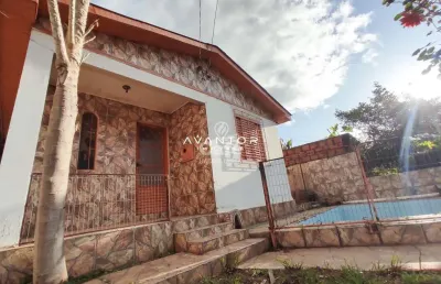 Casa com três dormitórios, garagem, com pátio financiável!