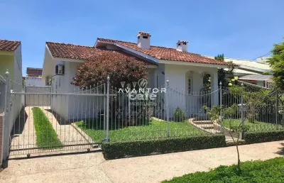 Casa semi mobiliada com 3 dormitórios, sendo uma suíte, lareira, área gourmet co