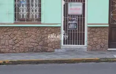 Sala comercial com 15 m² e banheiro. em ótima localização central.