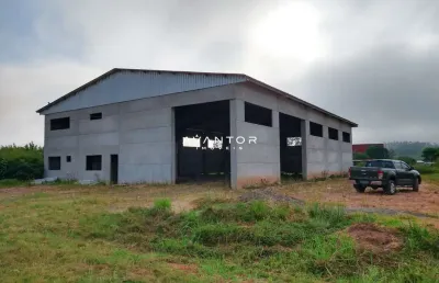 Pavilhão amplo de 700 m² com mezanino e mais área de meio hectare.