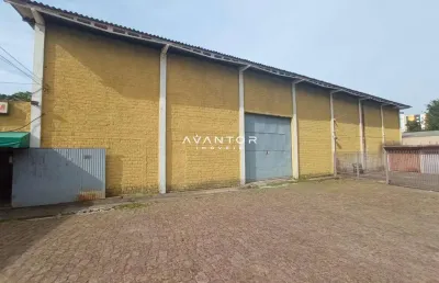 Pavilhão amplo de 400 m², com 2 salas de escritório, mezanino, cozinha, 3 banhei