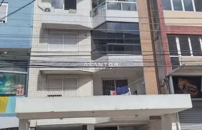 Sala comercial térrea no centro de 110 m², mais subsolo (depósito) e banheiro.
