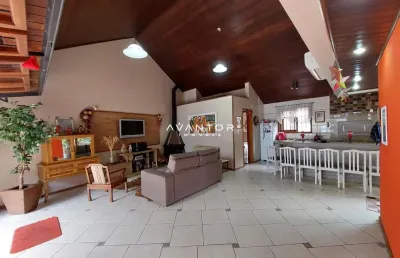Casa com 4 dormitórios, 2 vagas cobertas no bairro rosário