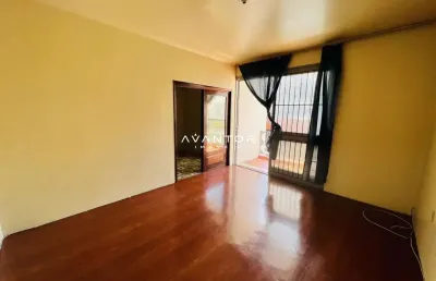 Amplo apartamento central com 3 + dependência (4 dorm.), 1 suíte e 1 garagem cob