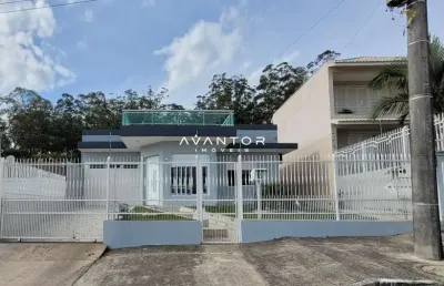 Linda casa de 4 dormitórios, suíte e 2 vagas de garagem!