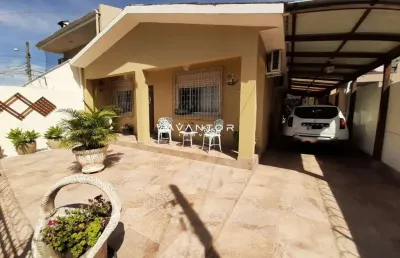 Casa de 03 dormitórios sendo 01 suíte , pátio , piscina e 3 vagas de garagem