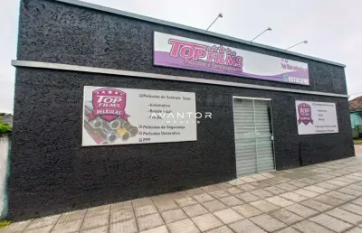 Loja comercial de 170 m², possui depósito, escritório, copa, 2 banheiros, lavabo