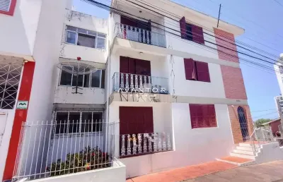 Apartamento central amplo de 2 dormitórios, sala de estar, banheiro social, cozi