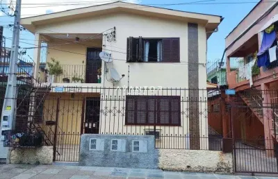 Apartamento térreo de 4 dormitórios, sala de estar, 2 banheiros, 2 cozinhas, áre