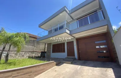 Casa com 3 dormitórios , extenso pátio com piscina.
