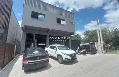 Sobrado amplo composto por uma sala comercial térrea ampla e mais 2 apartamentos