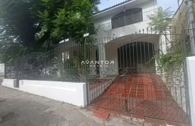 Casa comercial ampla de 300 m², possui 4 salas, 4 banheiros, cozinha, área de se