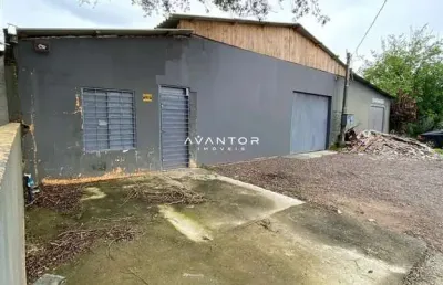 Pavilhão em camobi de 305 m², com banheiro e estacionamento.
