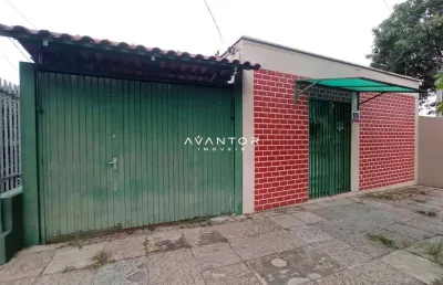 Casa de 3 dormitórios, sala de estar, banheiro social, cozinha, área de serviço,