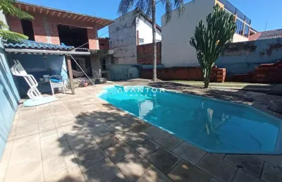 Casa ampla de 148 m², possui 2 dormitórios, sala de estar, banheiro social, cozi