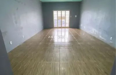 Sala comercial para locação de 78 m², com banheiro e cozinha.