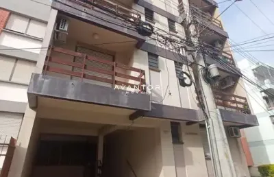 Apartamento central semi mobiliado de 2 dormitórios, sala de estar, 2 banheiros,
