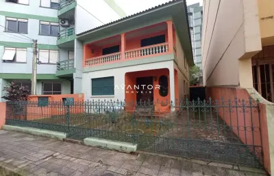 Casa duplex central de 4 dormitórios, suíte, (2) salas de estar, (2) salas de ja