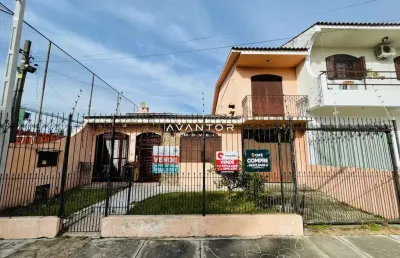 Casa 3 dormitórios, 3 banheiros e ampla garagem; localizada em bairro familiar;