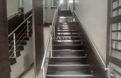 Sala comercial no centro de 70 m², possui recepção (sala de espera), mais 2 sala