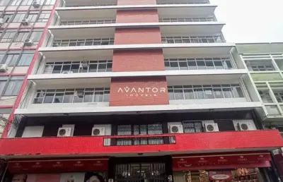 Sala comercial de 59 m², possui escritório e banheiro. no centro de santa maria.
