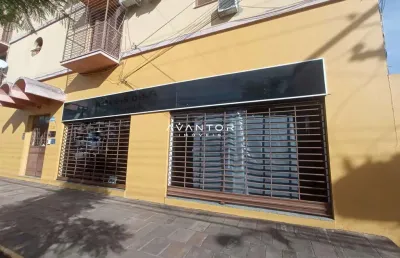Sala comercial central para locação de 60 m² e banheiro.