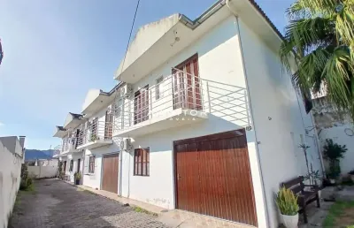 Casa duplex em condomínio de 2 dormitórios, sala de estar, sala de jantar, 2 ban