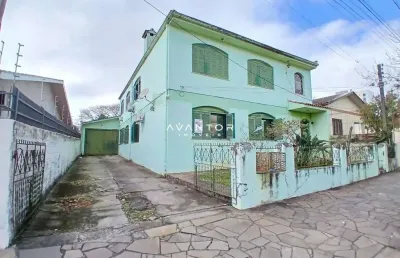 Sobrado de 5 dormitórios, sala de estar, 2 banheiros, cozinha, área de serviço,