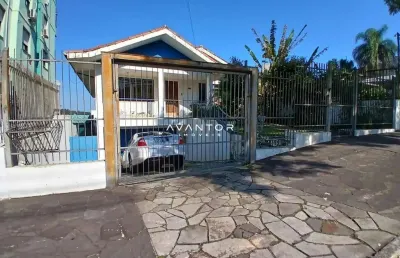 Casa duplex de 6 dormitórios, suíte, sala de estar, 3 banheiros, cozinha, lareir