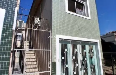 Apartamento central de 1 dormitório, sala de estar, banheiro social e cozinha.