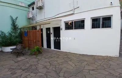 Sala comercial central de 50 m², com banheiro e área em comum.