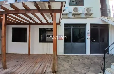 Sala comercial central semi mobiliada de 50 m², com banheiro e área em comum.